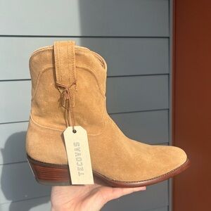 NWT Women’s Tecova boots. Never been worn. True 10.
